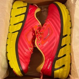Hoka One Woman’s Walking Sneakers